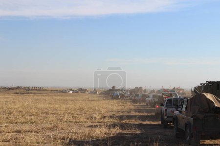 Foto de IRAQ, Sinjar: Fuerzas Peshmerga, reforzadas por vehículos blindados y miles de voluntarios de toda la Gobernación Regional del Kurdistán se reúnen a lo largo de la carretera antes del empuje final hacia Sinjar, 12 de noviembre de 2015. - Imagen libre de derechos