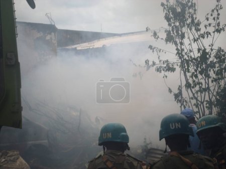 Photo for CENTRAL AFRICAN REPUBLIC, Bangui : People gather near the fire in Bangui, on November 24, 2015. A fire breaks out in a bakery at the central market in Bangui, in the Central African Republic. - Royalty Free Image