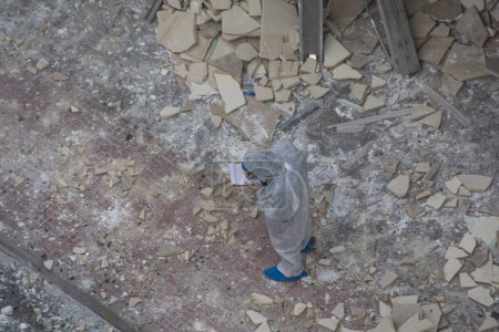 Téléchargez les photos : GRÈCE, Athènes : Des décombres recouvrent le trottoir après une explosion chronométrée qui a secoué Athènes, Grèce, le 24 novembre 2015. - en image libre de droit
