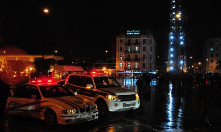 Téléchargez les photos : TUNISIE, Tunis : La police est sur les lieux après une explosion à Tunis, en Tunisie, tuant au moins 12 personnes à bord d'un bus militaire le 24 novembre 2015. - en image libre de droit