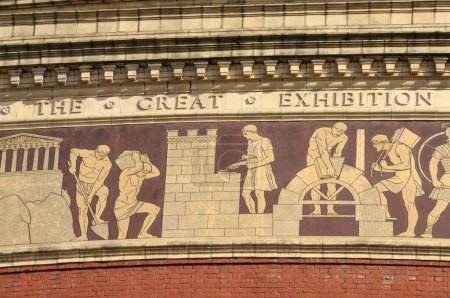 Téléchargez les photos : Royal Albert Hall bâtiment de la frise - en image libre de droit