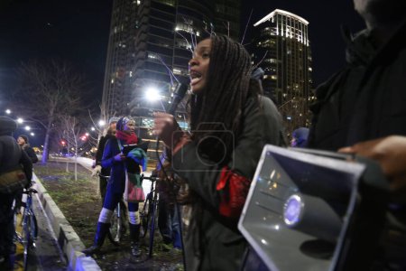 Foto de Estados Unidos, Chicago: Manifestantes amontonan una estación de policía en Chicago, Illinois el 24 de noviembre de 2015 tras la publicación de imágenes que mostraban el tiroteo de Laquan McDonald por el policía de Chicago Jason Van Dyke el año pasado. - Imagen libre de derechos