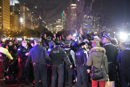 Foto de Estados Unidos, Chicago: Manifestantes amontonan una estación de policía en Chicago, Illinois el 24 de noviembre de 2015 tras la publicación de imágenes que mostraban el tiroteo de Laquan McDonald por el policía de Chicago Jason Van Dyke el año pasado. - Imagen libre de derechos