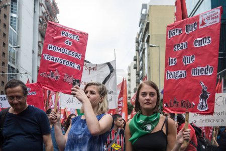 Téléchargez les photos : ARGENTINE, Cordoue : Des centaines de personnes se sont rassemblées à Cordoue, en Argentine, le 25 novembre 2015 pour protester contre la violence faite aux femmes. - en image libre de droit