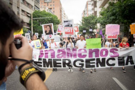 Téléchargez les photos : ARGENTINE, Cordoue : Des centaines de personnes se sont rassemblées à Cordoue, en Argentine, le 25 novembre 2015 pour protester contre la violence faite aux femmes. - en image libre de droit