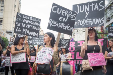 Foto de ARGENTINA, Córdoba: Cientos de personas se reunieron en Córdoba, Argentina, el 25 de noviembre de 2015 para protestar contra la violencia contra las mujeres. - Imagen libre de derechos