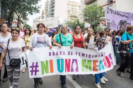 Foto de ARGENTINA, Córdoba: Cientos de personas se reunieron en Córdoba, Argentina, el 25 de noviembre de 2015 para protestar contra la violencia contra las mujeres. - Imagen libre de derechos