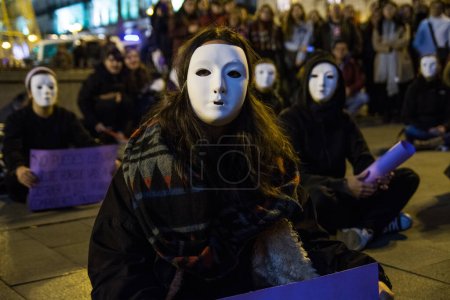 Téléchargez les photos : MADRID - Manifestation contre la violence faite aux femmes - en image libre de droit