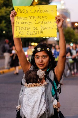 Foto de CHILE, Santiago: Cientos de personas protestaron en Santiago, Chile el 25 de noviembre de 2015 por violencia de género. - Imagen libre de derechos