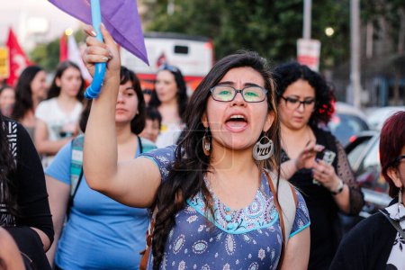 Téléchargez les photos : CHILI, Santiago : Des centaines de personnes ont manifesté à Santiago, au Chili, le 25 novembre 2015 contre la violence sexiste. - en image libre de droit
