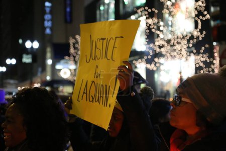 Téléchargez les photos : ÉTATS-UNIS, Chicago : Les habitants de Chicago manifestent dans le CBD pour une deuxième nuit consécutive le 25 novembre 2015, un jour après la publication d'une vidéo montrant la fusillade mortelle de Laquan McDonald, 17 ans, par la police. - en image libre de droit