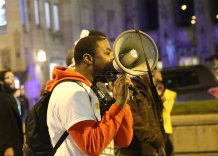 Foto de ESTADOS UNIDOS, Chicago: Los residentes de Chicago protestan en el CDB por segunda noche consecutiva el 25 de noviembre de 2015, un día después de la publicación de un video que muestra el fatal tiroteo policial de Laquan McDonald, de 17 años. - Imagen libre de derechos