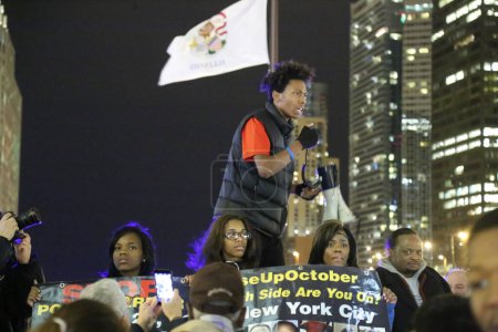 Foto de ESTADOS UNIDOS, Chicago: Los residentes de Chicago protestan en el CDB por segunda noche consecutiva el 25 de noviembre de 2015, un día después de la publicación de un video que muestra el fatal tiroteo policial de Laquan McDonald, de 17 años. - Imagen libre de derechos