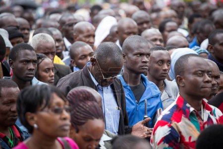Foto de KENIA, Nairobi: Los kenianos escuchan la santa misa del Papa Francisco en vivo por CCTV el 26 de noviembre de 2015 en Central Park en Nairobi. - Imagen libre de derechos