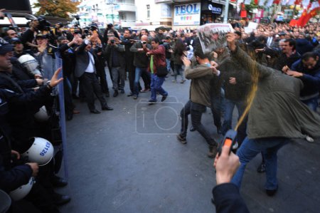 Foto de TURQUÍA, Ankara: Choques entre manifestantes y autoridades turcas en Ankara el 27 de noviembre de 2015 - Imagen libre de derechos