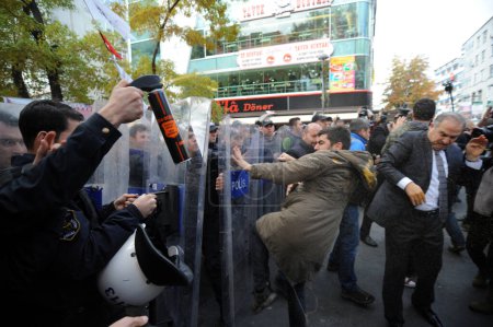 Téléchargez les photos : TURQUIE, Ankara : affrontements entre manifestants et autorités turques à Ankara le 27 novembre 2015 - en image libre de droit