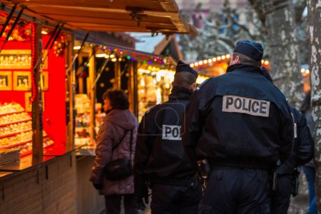 Foto de FRANCIA, Estrasburgo: Patrullan policías franceses en el mercado navideño de Estrasburgo, en el este de Francia, el 27 de noviembre de 2015, el día de su inauguración. - Imagen libre de derechos
