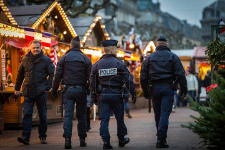 Foto de FRANCIA, Estrasburgo: Patrullan policías franceses en el mercado navideño de Estrasburgo, en el este de Francia, el 27 de noviembre de 2015, el día de su inauguración. - Imagen libre de derechos
