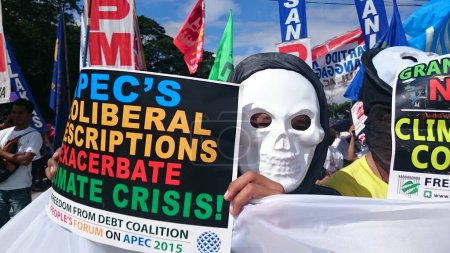 Téléchargez les photos : PHILIPPINES, Quezon City : Des manifestants assistent à une marche sur les changements climatiques sur une autoroute à Quezon City le 28 novembre 2015. - en image libre de droit