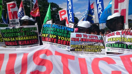 Foto de PHILIPPINES, Quezon City: Manifestantes asisten a una marcha sobre el cambio climático en una carretera en Quezon City el 28 de noviembre de 2015. - Imagen libre de derechos