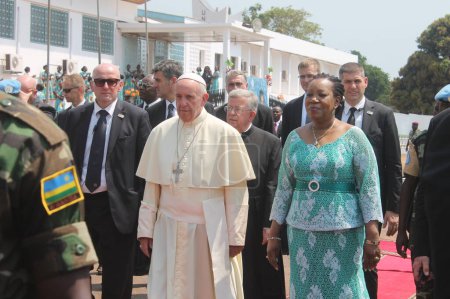 Foto de REPÚBLICA CENTRAL AFRICANA, Bangui: El Papa Francisco llega a la escuela Koudoukou, en el distrito PK5, en Bangui el 30 de noviembre de 2015. - Imagen libre de derechos