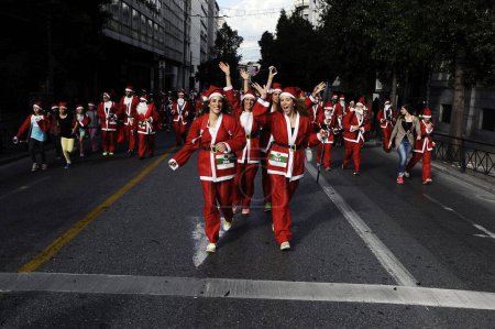 Téléchargez les photos : GRÈCE, Athènes : Des coureurs portant des costumes du Père Noël participent à la deuxième course du Père Noël à Athènes, au centre-ville, le 29 novembre 2015. - en image libre de droit
