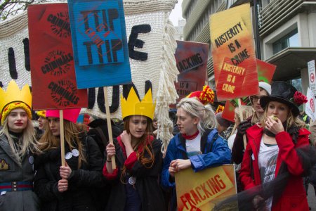 Foto de REINO UNIDO, Londres: Emma Thompson y la diseñadora de moda Vivienne Westwood se han unido a decenas de miles de personas que piden acción para combatir el cambio climático el 29 de noviembre de 2015. - Imagen libre de derechos