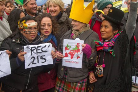 Foto de REINO UNIDO, Londres: Emma Thompson y la diseñadora de moda Vivienne Westwood se han unido a decenas de miles de personas que piden acción para combatir el cambio climático el 29 de noviembre de 2015. - Imagen libre de derechos