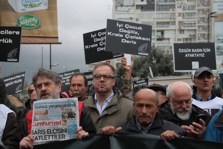 Téléchargez les photos : TURQUIE, Istanbul : Les journalistes se rassemblent au bâtiment d'information Cumhuriyet le 29 novembre 2015 pour exiger que Can Dundar et Erdem Gul. - en image libre de droit