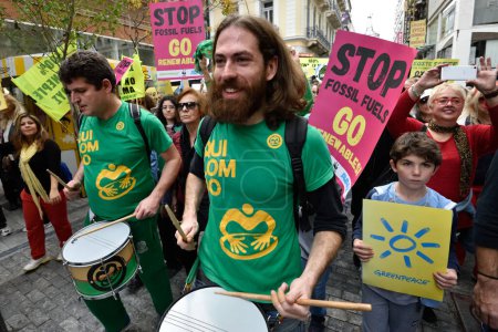 Téléchargez les photos : GRÈCE, Athènes : Les gens participent à une "marche pour le climat" dans le centre d'Athènes le 29 novembre 2015, appelée par les ONG, avant le sommet des Nations Unies sur le climat COP21. - en image libre de droit