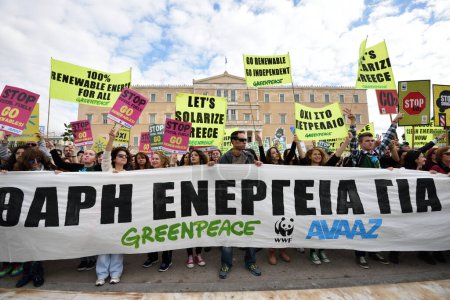 Foto de GRECIA, Atenas: La gente participa en una 'marcha por el clima' en el centro de Atenas el 29 de noviembre de 2015 convocada por ONG, antes de la cumbre climática de la ONU COP21. - Imagen libre de derechos