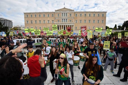 Téléchargez les photos : GRÈCE, Athènes : Les gens participent à une "marche pour le climat" dans le centre d'Athènes le 29 novembre 2015, appelée par les ONG, avant le sommet des Nations Unies sur le climat COP21. - en image libre de droit