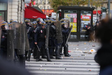 Téléchargez les photos : FRANCE, Paris : Des manifestants tiennent un drapeau anti-capitalisme sur la place de la République à Paris le 29 novembre 2015 alors qu'un rassemblement pour soutenir la protection de l'environnement a été perturbé par les ultras - en image libre de droit