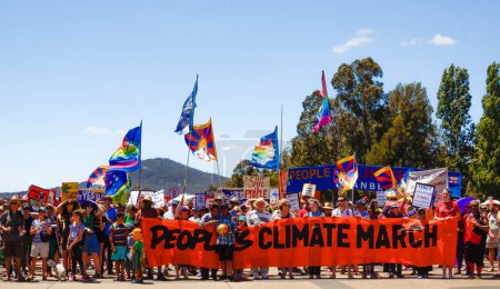 Foto de ESPAÑA, Madrid: Activistas ambientales se reúnen en la capital de España para participar en marchas mundiales por el cambio climático el 29 de noviembre de 2015 - Imagen libre de derechos
