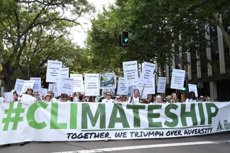 Téléchargez les photos : AUSTRALIA, Sydney: Tens of thousands of Sydney protesters call for a focus on the cost of climate change to Pacific Islands on November 29, 2015, just ahead of the COP21 conference on climate change - en image libre de droit