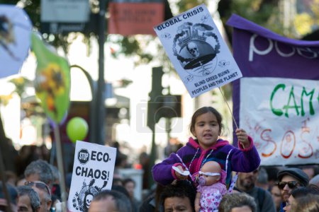 Téléchargez les photos : ESPAGNE, Madrid : Des militants écologistes se rassemblent dans la capitale espagnole pour participer à des marches mondiales contre le changement climatique le 29 novembre 2015 - en image libre de droit