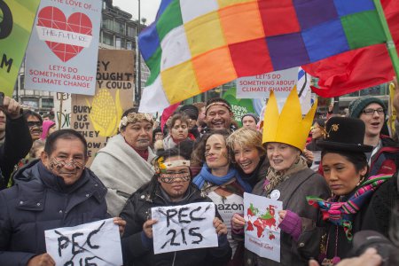 Téléchargez les photos : Royaume-Uni, Londres : Environ 50 000 personnes ont défilé dans les rues de Londres, le 29 novembre 2015, appelant à une action urgente pour lutter contre le changement climatique - en image libre de droit