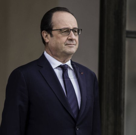 Foto de FRANCIA, París: El presidente francés Francois Hollande espera en el palacio del Elíseo una reunión con el secretario general de las Naciones Unidas, Ban Ki-moon, el 29 de noviembre de 2015 en París. - Imagen libre de derechos