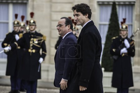 Foto de FRANCIA, París: El primer ministro de Canadá, Justin Trudeau (R), se encuentra con el presidente de Francia, Franois Hollande (L), el 29 de noviembre de 2015 en el palacio Elíseo de París antes de una reunión en vísperas de la COP21. - Imagen libre de derechos