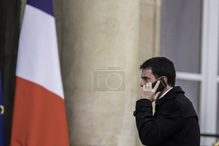 Téléchargez les photos : FRANCE, Paris : Le Premier ministre Manuel Valls téléphone le 29 novembre 2015 au palais de l'Elysée à Paris à la veille de la COP21 - en image libre de droit