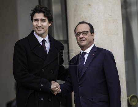 Foto de FRANCIA, París: El primer ministro de Canadá, Justin Trudeau (L), da la mano al presidente de Francia, Franois Hollande (R), el 29 de noviembre de 2015 en el palacio Elíseo de París. - Imagen libre de derechos