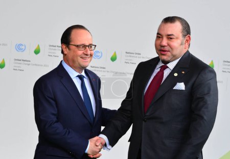 Téléchargez les photos : FRANCE, Le Bourget : Le roi du Maroc Mohammed VI (R) serre la main du président français Franois Hollande (L), à son arrivée pour l'ouverture de la conférence des Nations Unies sur le changement climatique COP21, le 30 novembre 2015 au Bourget - en image libre de droit
