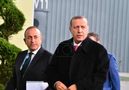 Téléchargez les photos : FRANCE, Le Bourget : Le président turc Tayyip Recep Erdogan arrive à l'ouverture de la conférence des Nations unies sur le changement climatique COP21, le 30 novembre 2015 au Bourget, en périphérie de la capitale française Paris. - en image libre de droit