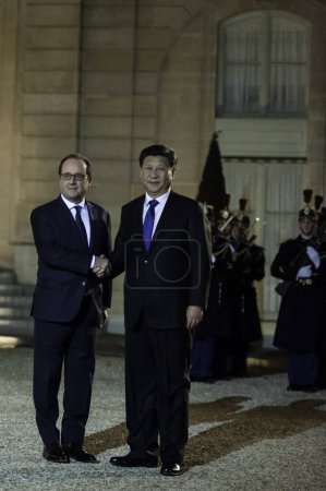 Téléchargez les photos : FRANCE, Paris : Le président chinois Xi Jinping (L) serre la main du président français François Hollande (R) le 29 novembre 2015 avant un dîner-rencontre au palais Elysée à Paris. - en image libre de droit