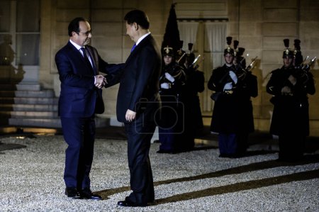 Téléchargez les photos : FRANCE, Paris : Le président chinois Xi Jinping (L) serre la main du président français François Hollande (R) le 29 novembre 2015 avant un dîner-rencontre au palais Elysée à Paris. - en image libre de droit