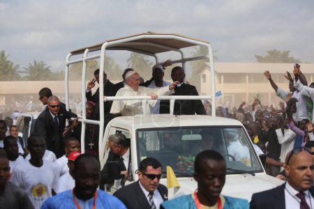 Téléchargez les photos : RÉPUBLIQUE CENTRALE AFRICAINE, Bangui : Le pape François arrive à l'école Koudoukou, dans le district PK5, à Bangui, le 30 novembre 2015. - en image libre de droit