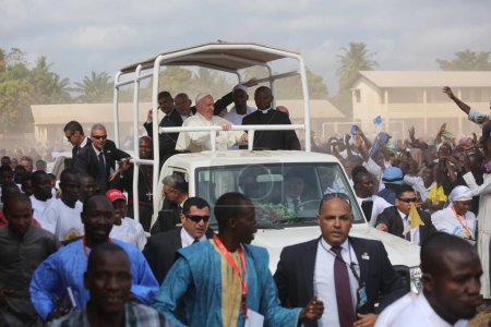 Téléchargez les photos : RÉPUBLIQUE CENTRALE AFRICAINE, Bangui : Le pape François arrive à l'école Koudoukou, dans le district PK5, à Bangui, le 30 novembre 2015. - en image libre de droit