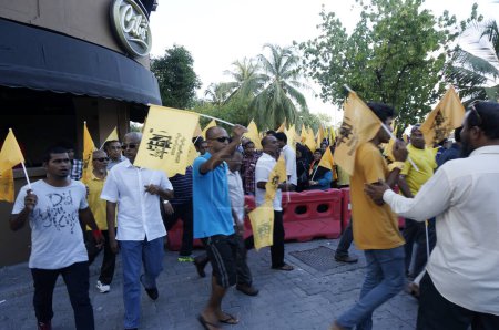 Téléchargez les photos : MALDIVES, Homme : Des milliers de manifestants de l'opposition se rassemblent dans la capitale Mâle, le 28 novembre 2015 lors d'une manifestation du Parti démocratique maldivien (MDP)) - en image libre de droit