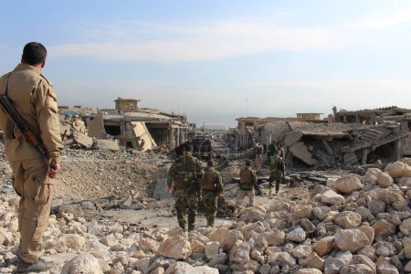 Téléchargez les photos : IRAQ, Sinjar - 29 novembre 2014 : Il reste peu de choses de la ville de Sinjar dans le nord de l'Irak le 29 novembre 2015, après des mois de combats qui ont détruit de nombreux bâtiments et routes - en image libre de droit