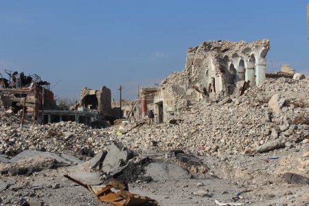 Téléchargez les photos : IRAQ, Sinjar - 29 novembre 2014 : Il reste peu de choses de la ville de Sinjar dans le nord de l'Irak le 29 novembre 2015, après des mois de combats qui ont détruit de nombreux bâtiments et routes - en image libre de droit